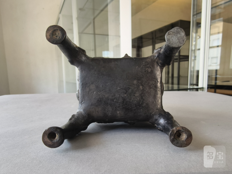 Two bronze incense burners, one on three legs, the second in the shape of a 'fang ding' - 图21